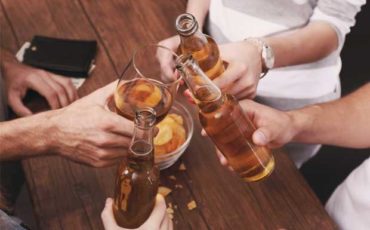 Bajo consumo de alcohol protege contra enfermedades cardiovasculares, sugiere estudio